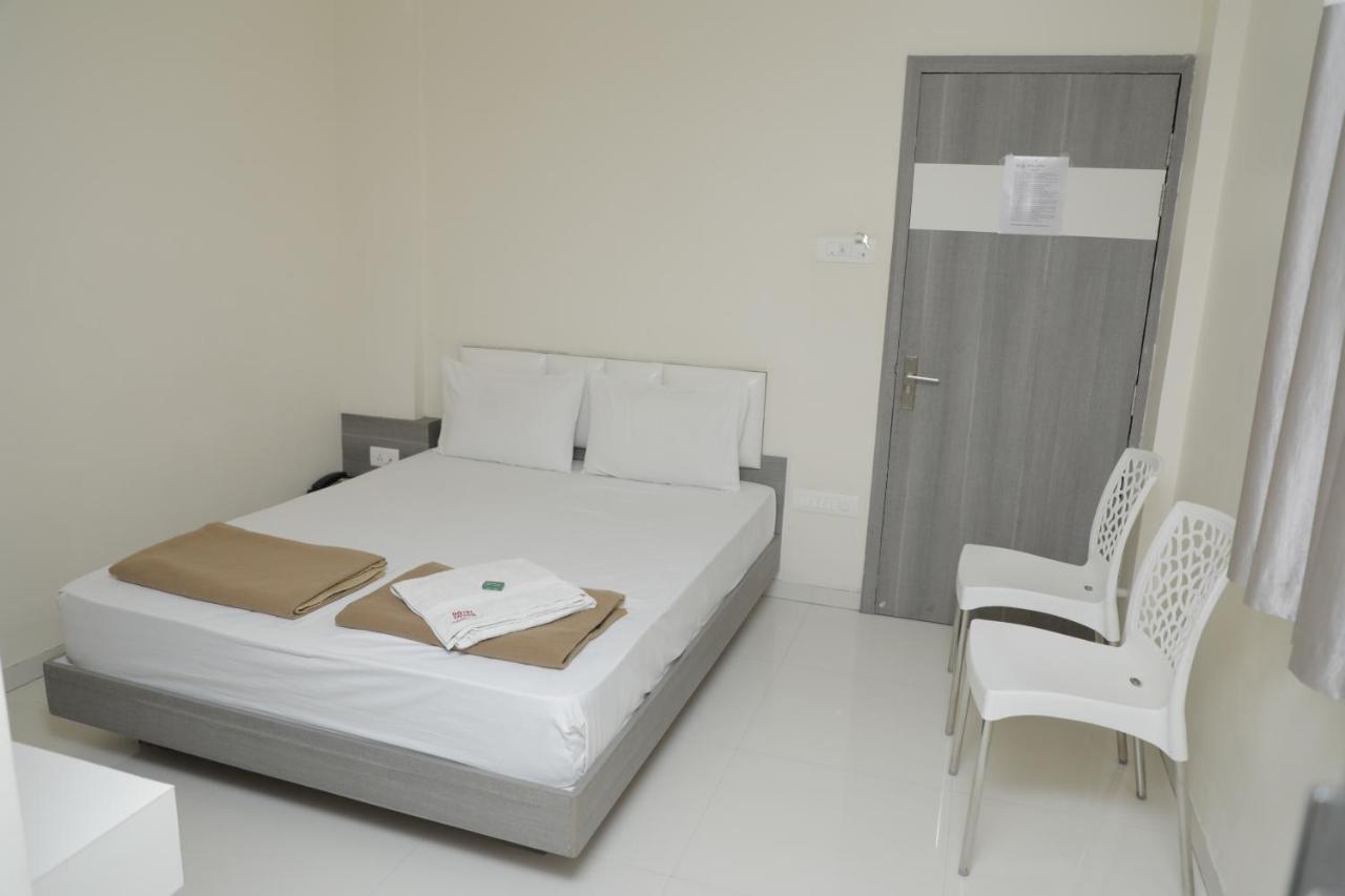 Hotel Lotus Chandrapur Exteriör bild