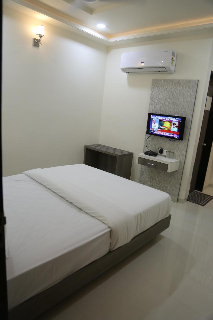 Hotel Lotus Chandrapur Exteriör bild