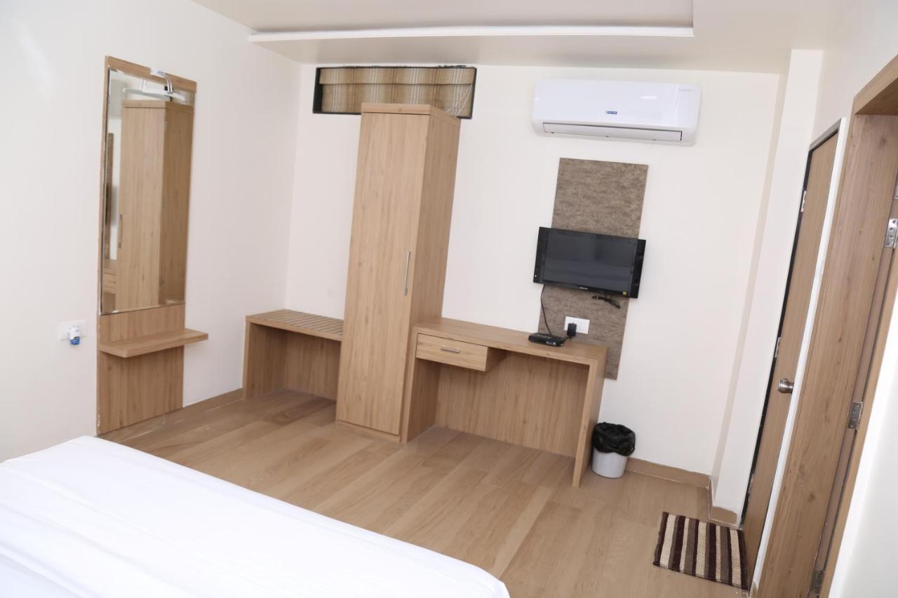 Hotel Lotus Chandrapur Exteriör bild