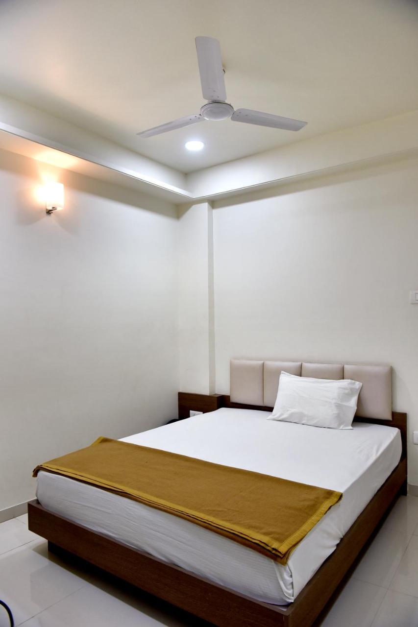 Hotel Lotus Chandrapur Exteriör bild
